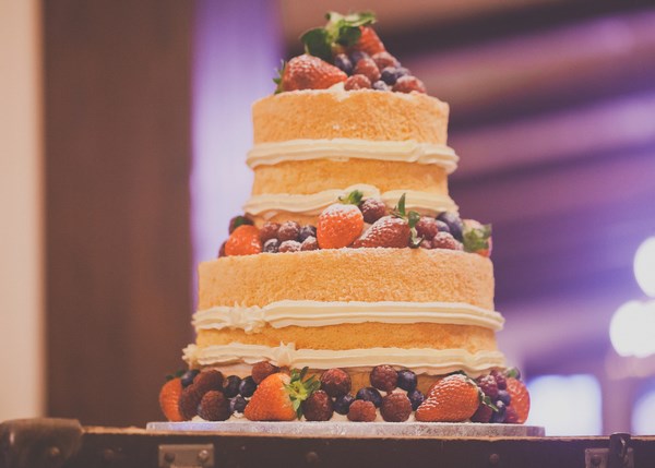 naked cake ze świeżymi owocami, tort bez masy cukrowej, biszkopt z owocami i kremem